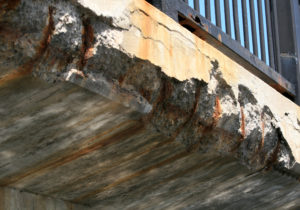Corrosion of rebar shortens the service life of concrete bridges.