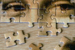 Jigsaw puzzle of Mona Lisa being assembled